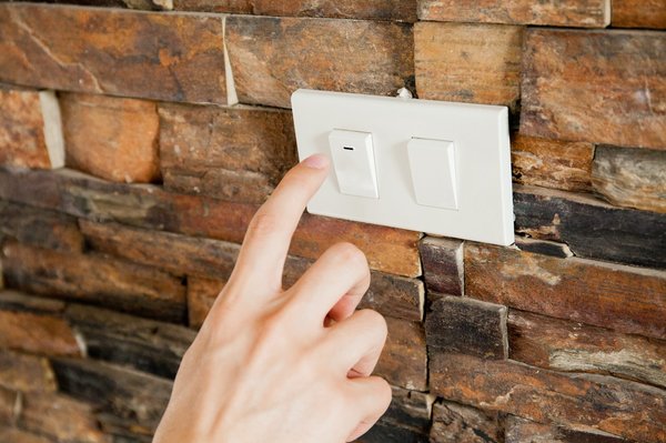 Comment installer un interrupteur mural correctement dans votre maison ?