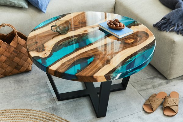 Les tables rivières en époxy : un mélange unique de résine et de bois