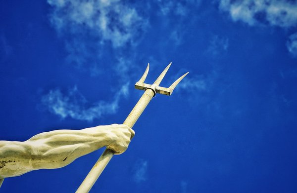 Aquaman en figurine de bataille : le protecteur des océans en action.