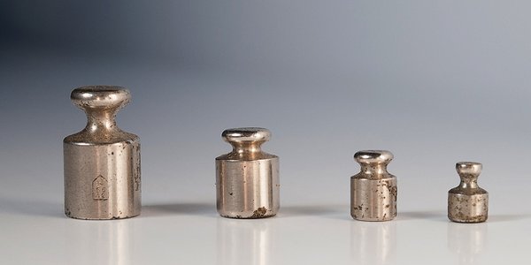 Quelles sont les erreurs courantes à éviter lors de la conversion de millilitres en grammes pour les substances non-liquides ?